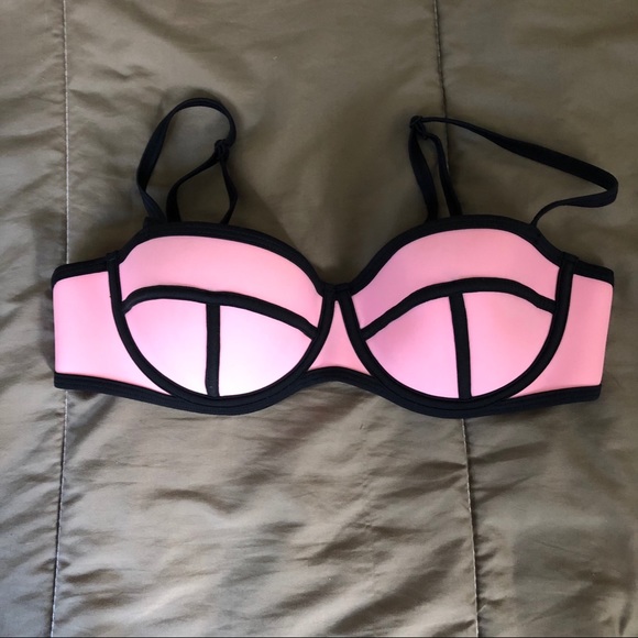 Triangl Bathing Suit Top Pink👙